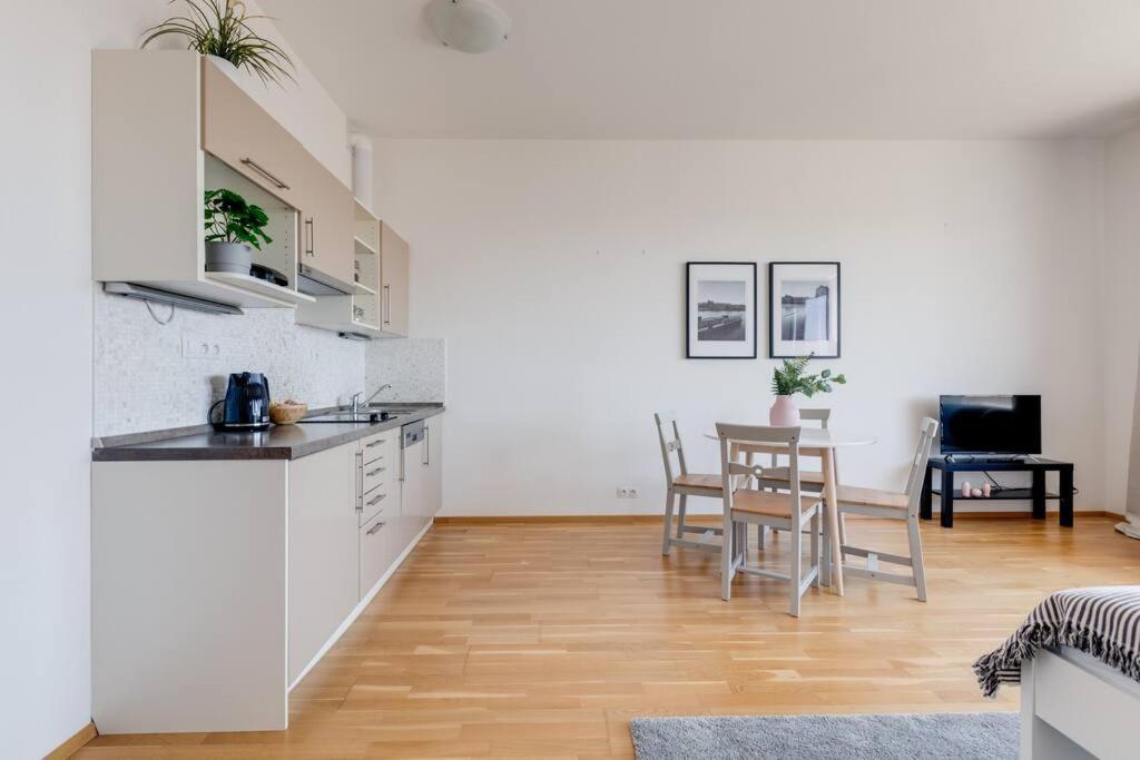 Jt'S Apartments Korunni Str. Prague Ngoại thất bức ảnh