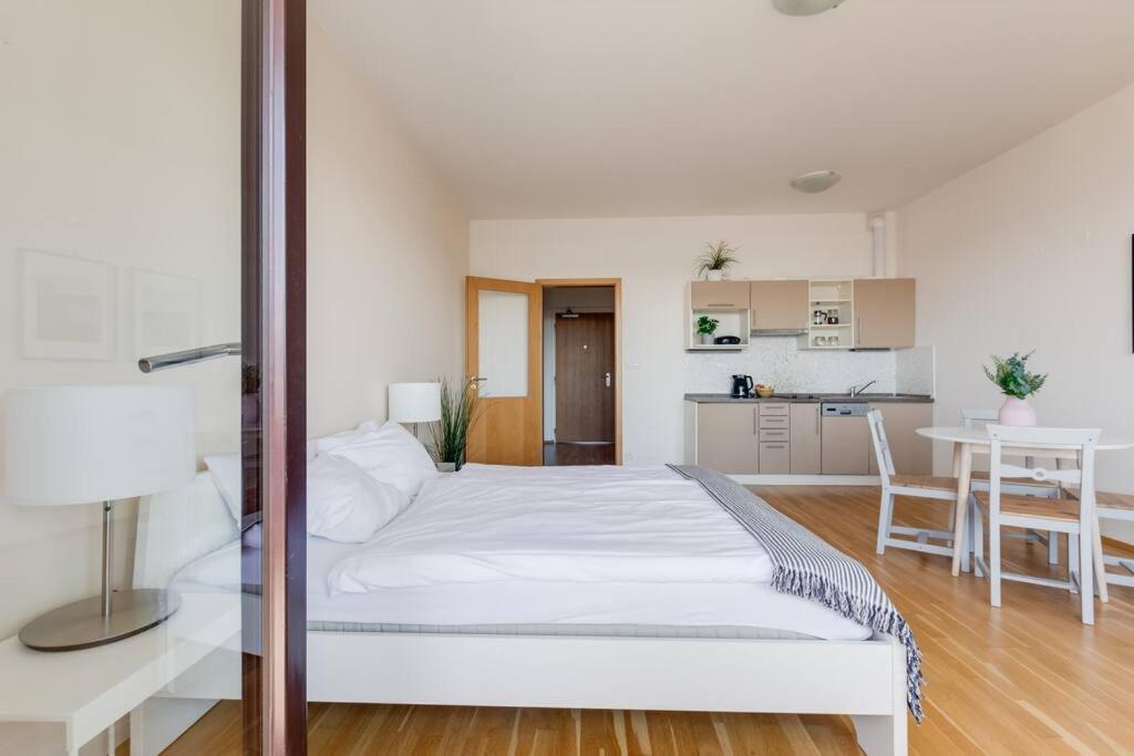 Jt'S Apartments Korunni Str. Prague Ngoại thất bức ảnh